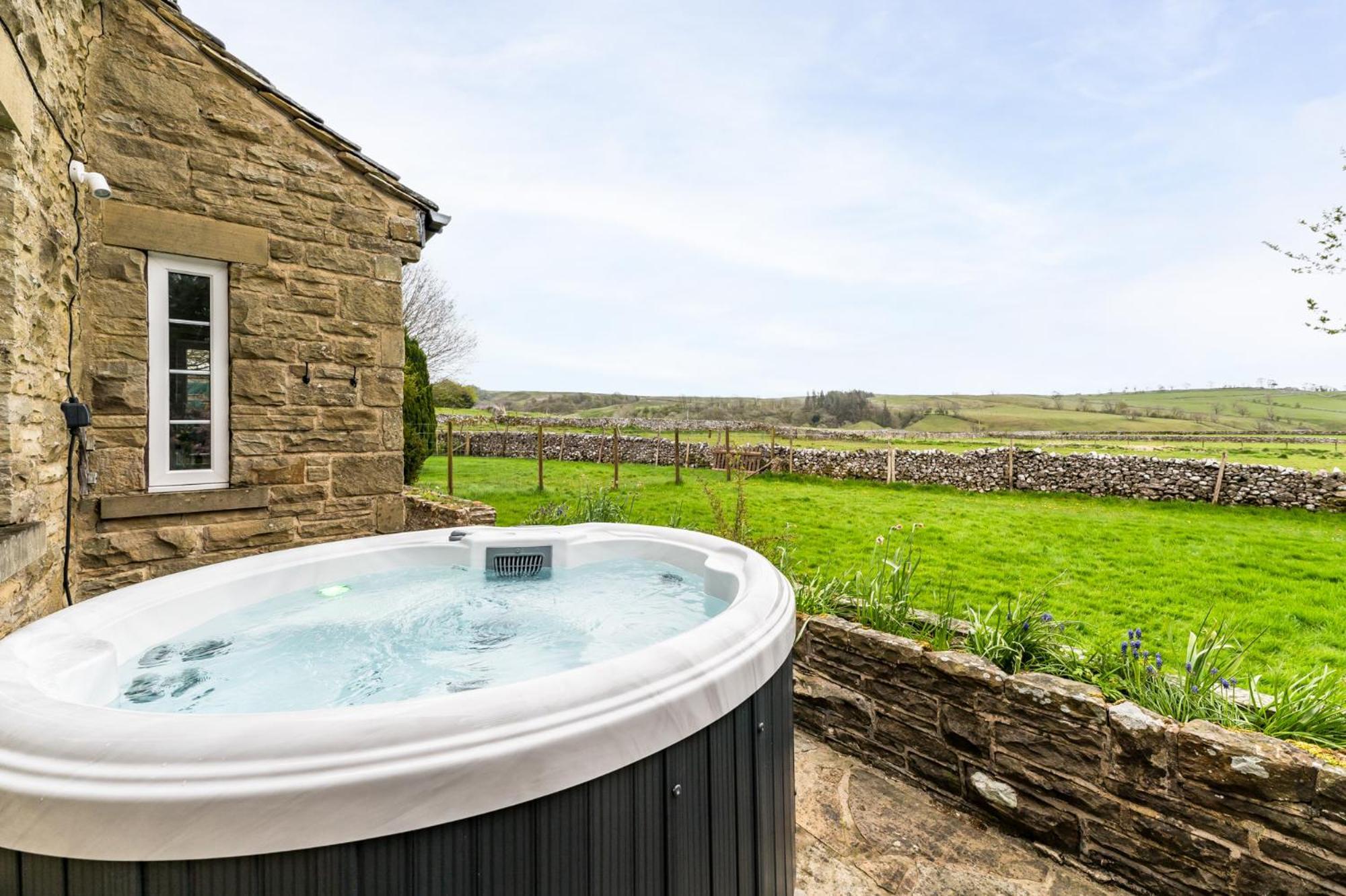 Central Malham Wellbeing Escape With Hot Tub Sleeps 8 Dış mekan fotoğraf
