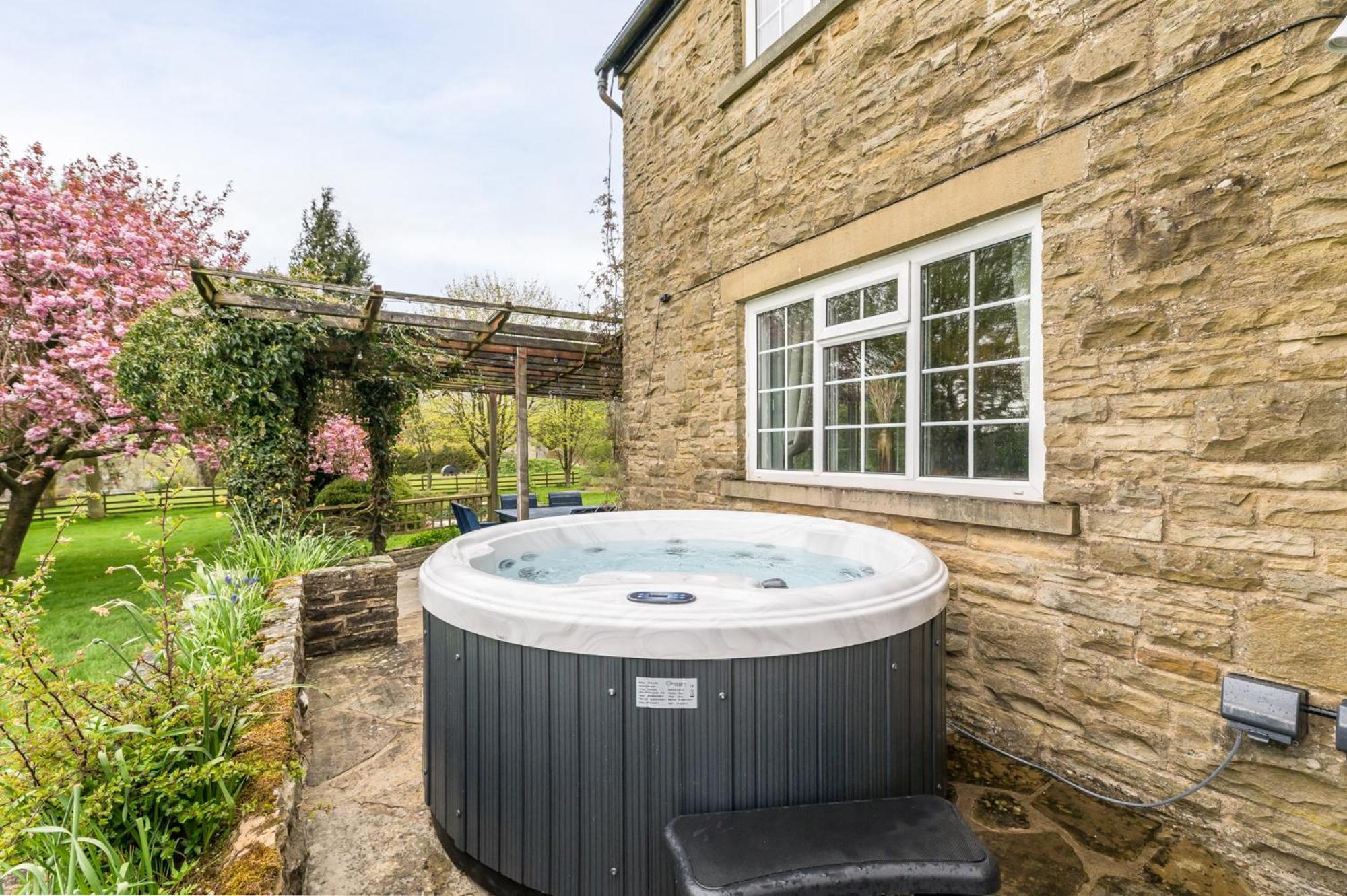 Central Malham Wellbeing Escape With Hot Tub Sleeps 8 Dış mekan fotoğraf