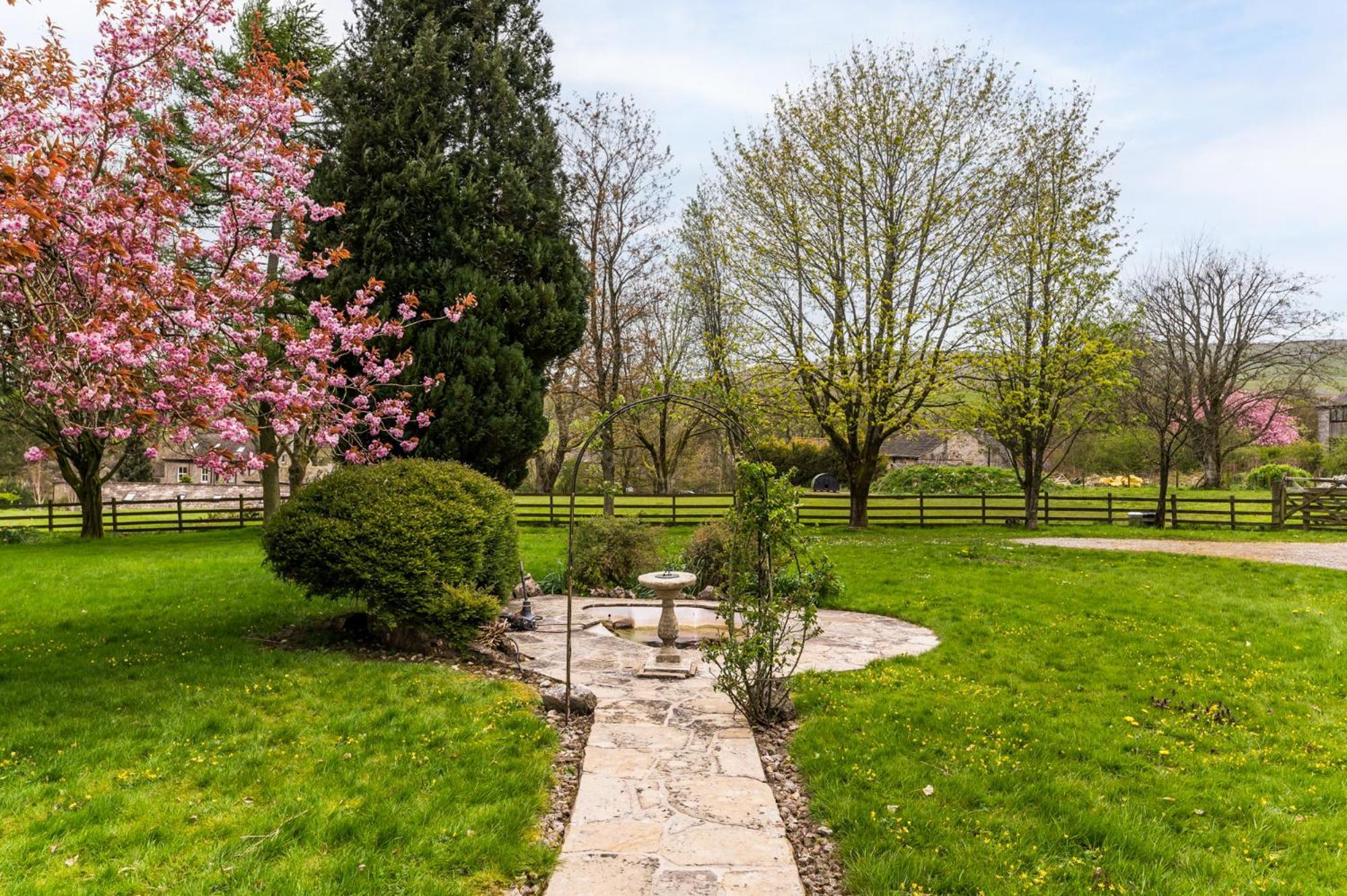 Central Malham Wellbeing Escape With Hot Tub Sleeps 8 Dış mekan fotoğraf